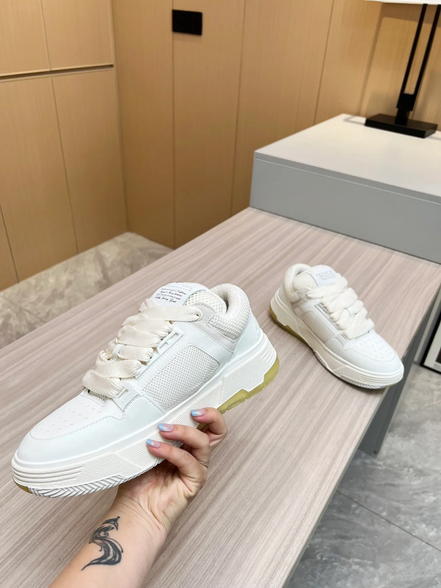 p620💰Men's shoes Amiri Emile's 2023 spring and summer new MA-1 bread shoes, couple models, casual sports shoes, sneakers Amiri gave up the rock punk style in the new season and used a large number of unsaturated colors, Morandi tones, whether you see or wear them, it will make people very happy. The large tongue of the bread shoes continues, shortens the length of the shoe body, thickens the midsole, and the toe part is more rounded. Amiri's brand letters and MA logo appear on the side of the shoe. Fabric: Original customized imported first-layer cowhide + mesh. Lining: Original customized breathable towel lining. Outsole. Foam combination material. Bottom thickness: 4CM. Size: Men's 39-45